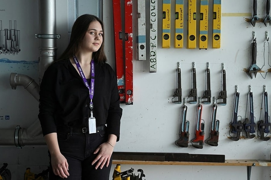 Giới trẻ Anh chọn làm thợ vì lo AI giành việc