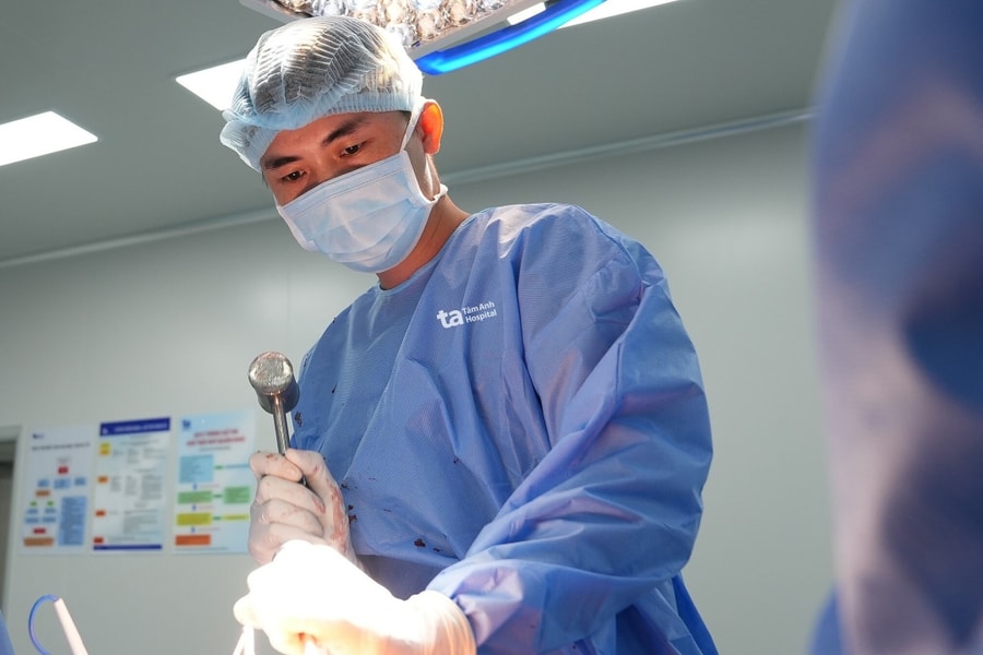 Tiêu xương ổ cối, lệch hai chân sau thay khớp háng