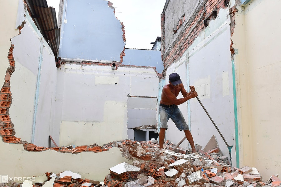 Xây nhà trên đất anh trai cho mượn, tôi có phải dỡ đi khi bị đòi?