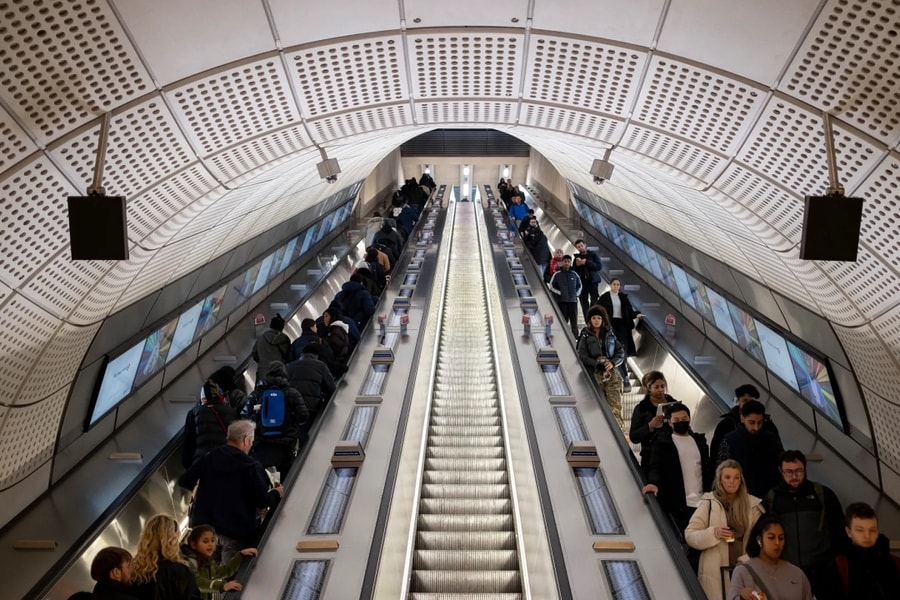 Ra tòa vì đi bộ ngược chiều thang cuốn