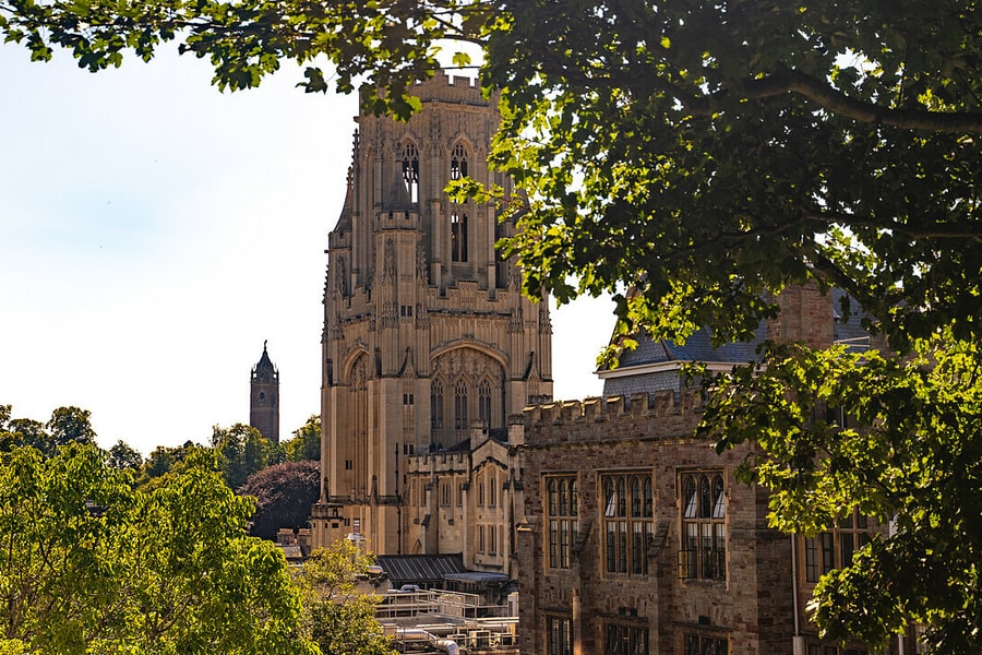 'Dậy sóng' vì khoản thuế hơn 900 bảng với du học sinh Anh