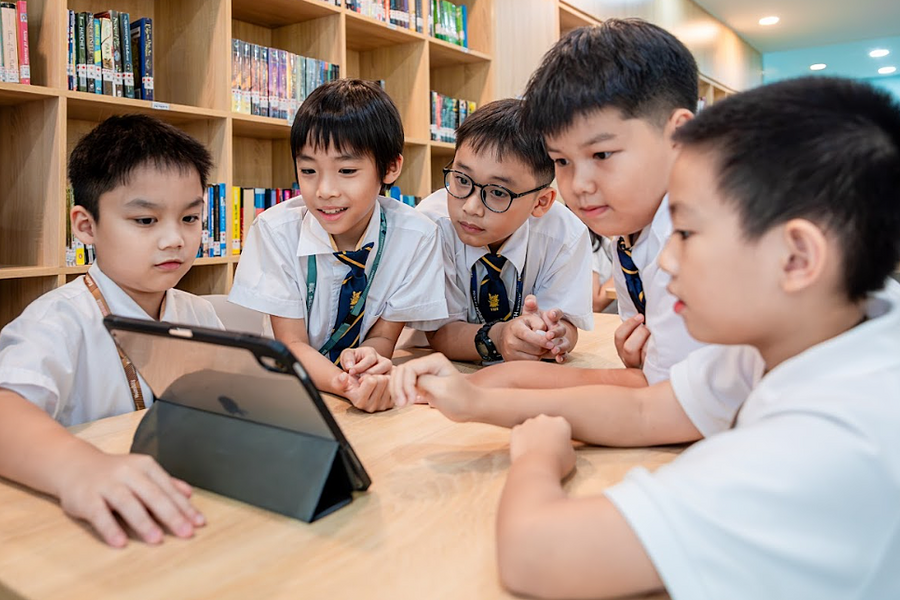 Tổng lãnh sự Anh trao 10 học bổng toàn phần cho học sinh