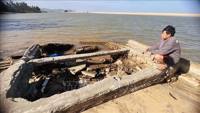 Bờ biển Quảng Trị bị sạt lở nghiêm trọng, người dân sống trong âu lo