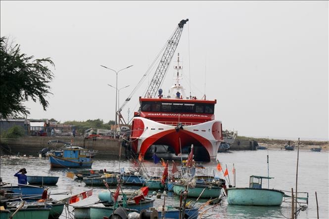 Tạm ngừng tuyến vận tải hành khách từ Phan Thiết ra đặc khu Phú Quý