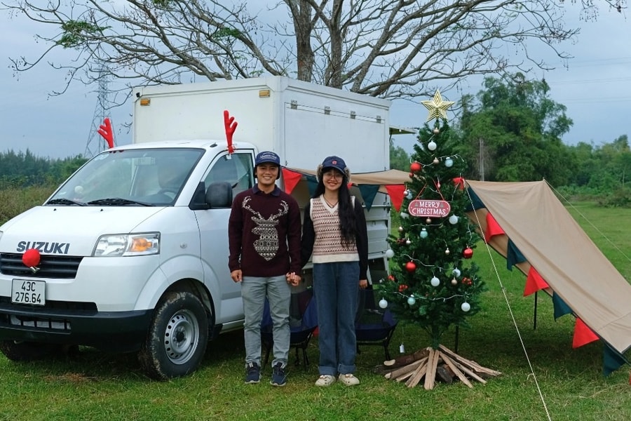 Vợ chồng 9X biến xe tải cũ thành nhà di động để phượt khắp đất nước