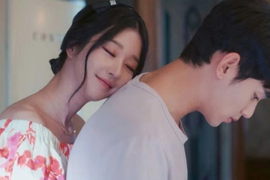 Tôi mất ăn mất ngủ vì thường xuyên bị sếp nữ lớn tuổi “gạ tình”