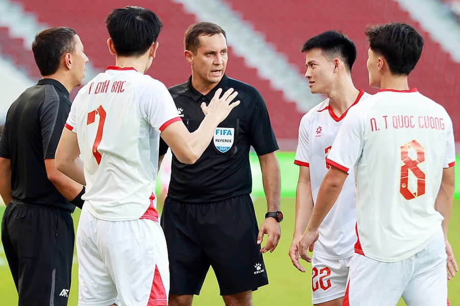 Bàn thắng của Đình Bắc có đúng luật?