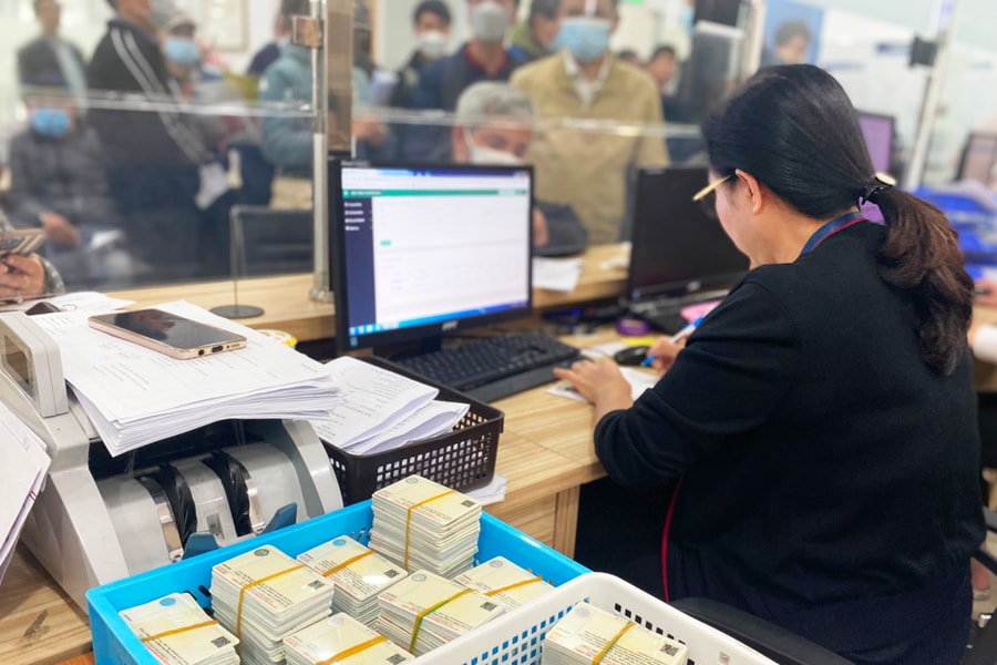 Tài xế 'mòn mỏi' chờ bằng lái xe bản cứng