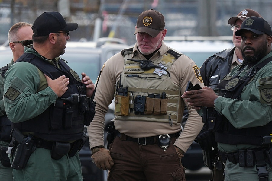 Đặc vụ ICE bị tố tráo biển số xe thuê khi truy quét nhập cư