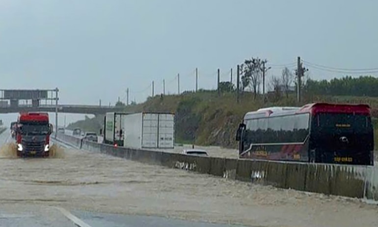 Hai cao tốc qua Lâm Đồng ngập nước, sạt lở, phải đóng đường