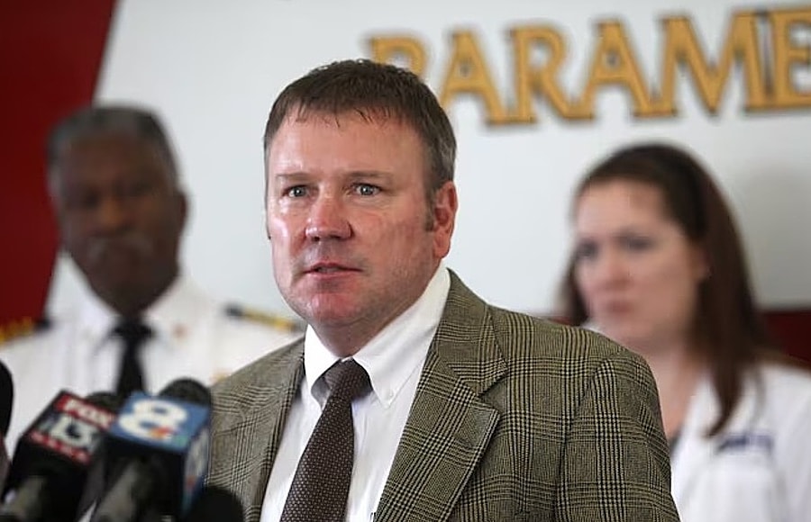 Mất chức vì nhận tiền trúng số hộ nhân viên