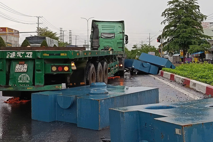 Khối sắt chục tấn rơi khỏi container, trúng người đi xe máy