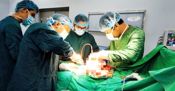 Khối u buồng trứng khổng lồ chiếm gần trọn bụng dưới của bệnh nhân 20 tuổi