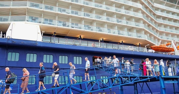 Cận cảnh tàu Celebrity Solstice trở lại Việt Nam, chở theo 2.500 du khách