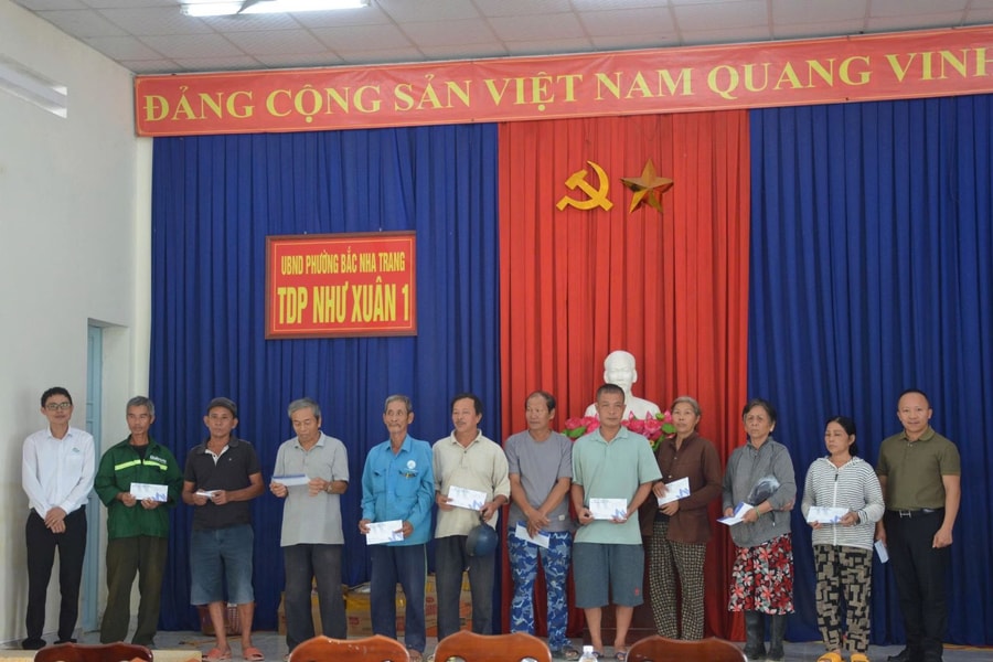 Doanh nghiệp du lịch Hà Nội trao hỗ trợ cho đồng bào vùng lũ Nha Trang