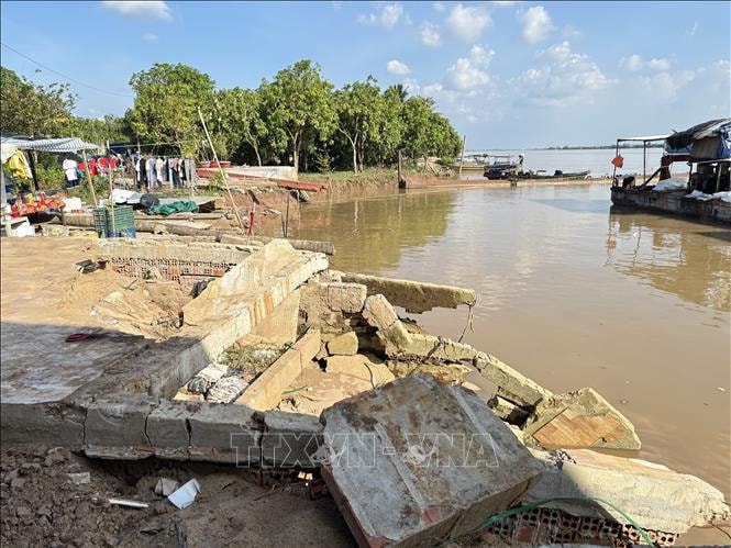 Hỗ trợ các hộ dân phải di dời nhà do sạt lở bờ sông Tiền