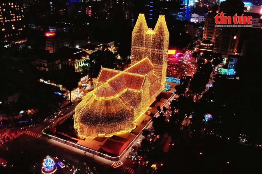 Nhà thờ Đức Bà khoác lên ‘tà áo’ lộng lẫy, thu hút người dân khắp nơi đổ về chiêm ngưỡng