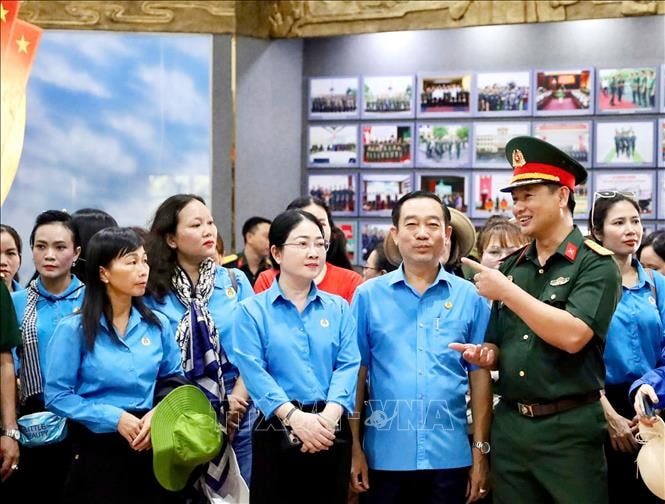 Công nhân lao động với trải nghiệm 'Một ngày cùng chiến sỹ'