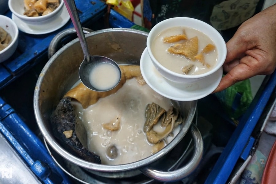 Nguyên tắc lạ của bà chủ quán phá lấu ở TPHCM, khách chờ từ lúc vừa mở nồi