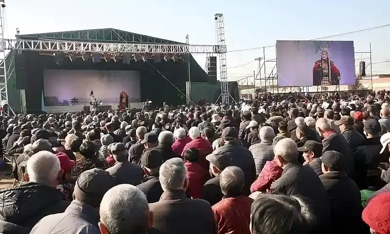 Đãi tiệc hàng nghìn người suốt ba ngày để tưởng nhớ mẹ