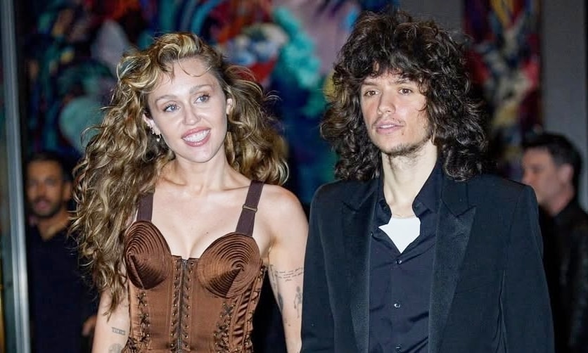 Thời trang hẹn hò của Miley Cyrus và tình trẻ