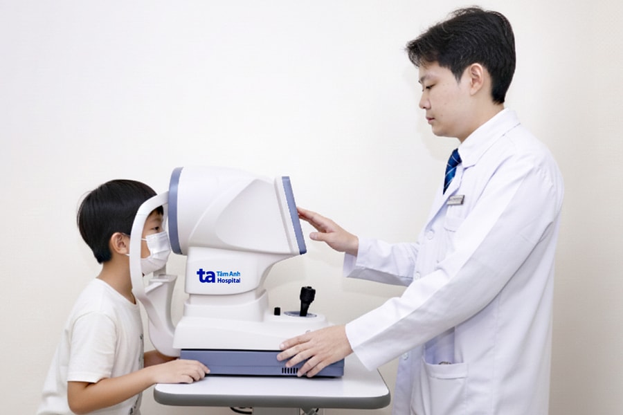 Bé trai bị loét giác mạc do viêm kéo dài