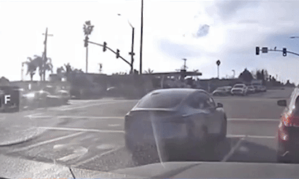 Xe Tesla lao qua ngã tư đâm 6 xe khác, tài xế thiệt mạng