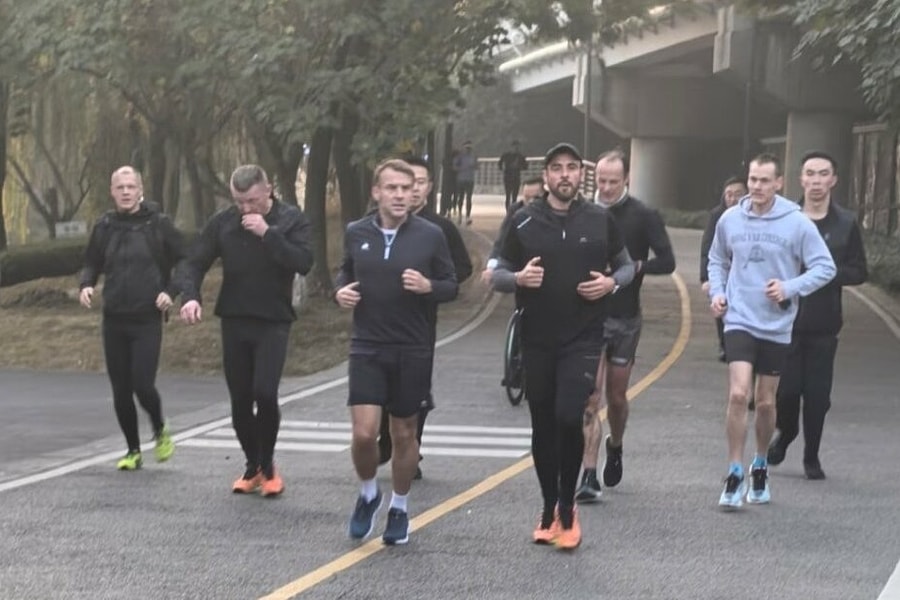 Tổng thống Pháp chạy bộ trong công viên Trung Quốc