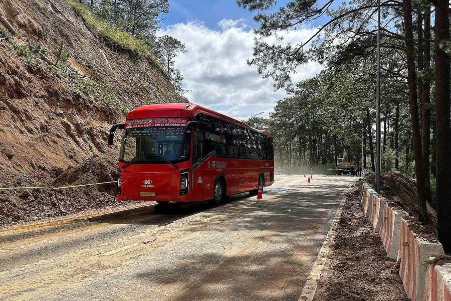 Đèo Prenn thông trở lại sau 20 giờ đóng vì sạt lở