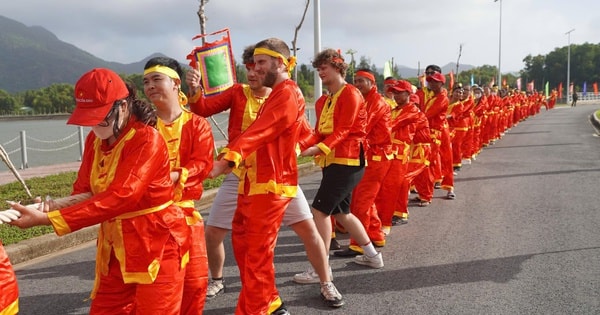 Du khách nước ngoài hòa trong không khí Lễ giỗ Bà Phi Yến