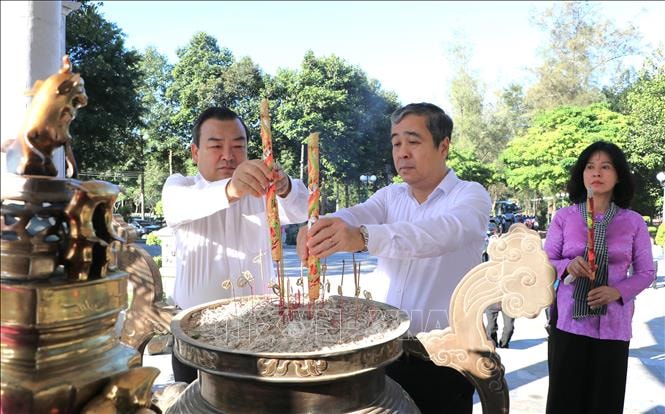 Đoàn công tác Ban Tuyên giáo và Dân vận Trung ương viếng các anh hùng liệt sĩ tại Tây Ninh