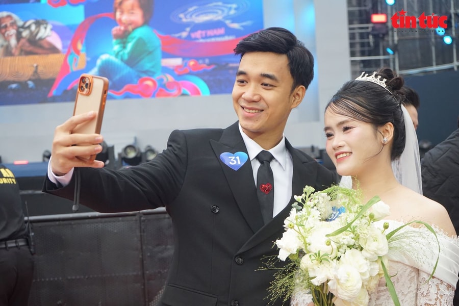 Ấn tượng đám cưới tập thể của 80 cặp đôi tại Ngày hội Việt Nam hạnh phúc 2025