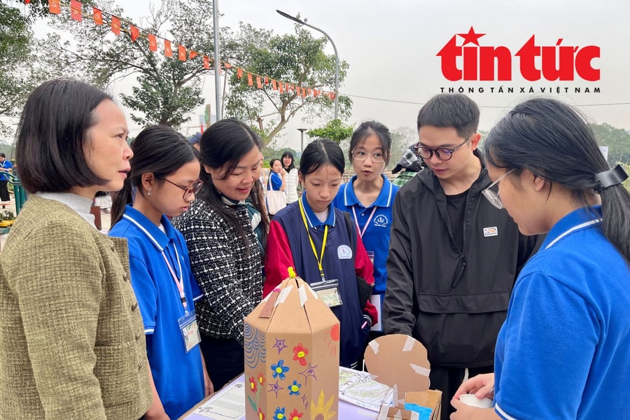 Nâng cao nhận thức bảo hệ sinh thái sông Hồng cho trẻ em bản địa