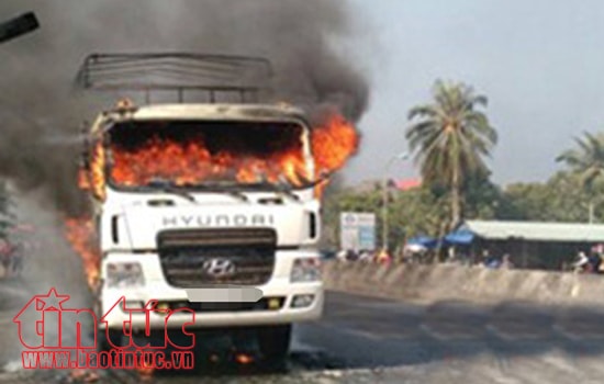 Ba ô tô bốc cháy sau va chạm liên hoàn trên cao tốc Vân Phong - Nha Trang