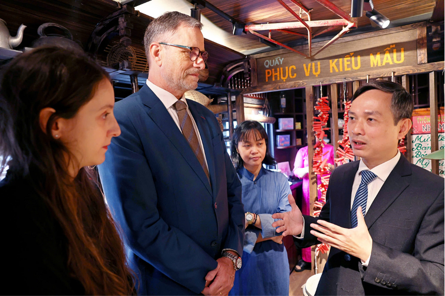 Hành trình của Đại sứ Olivier Brochet tại Toa 'Bếp – Chạn – Mâm'