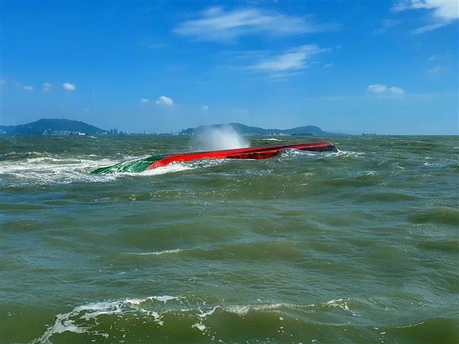 Vũng Tàu: Sà lan bị chìm, 3 thuyền viên được cứu kịp thời