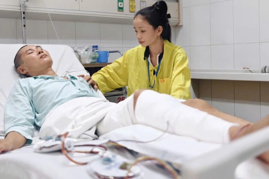 Dập nát chân do cuốn vào máy gặt, người bố 3 con xin “cắt chân cho đỡ khổ”