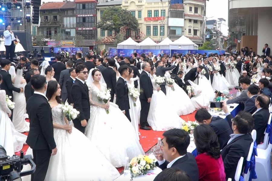 Xúc động khoảnh khắc 80 cặp đôi cùng nhau kỷ niệm lễ cưới ở Hà Nội