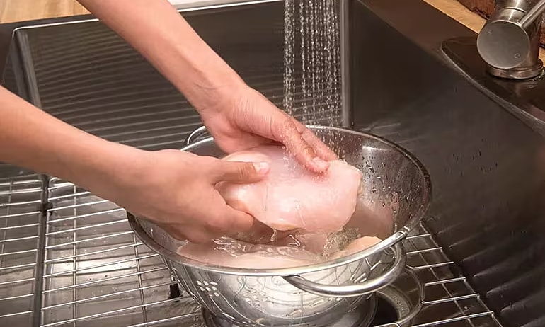 Tại sao thịt sống càng rửa càng có hại?