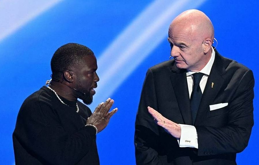 Chủ tịch FIFA ngăn MC tiết lộ bí mật World Cup