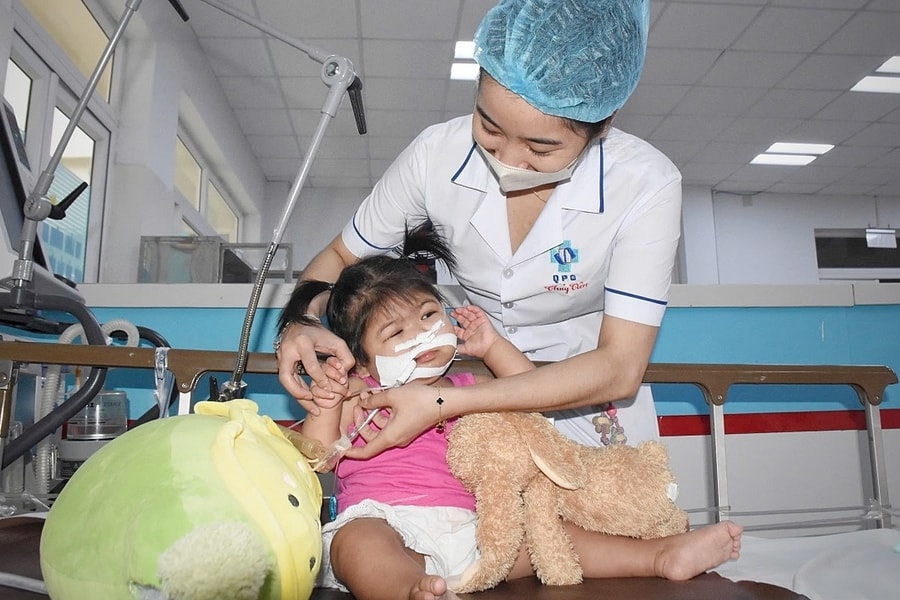 Bé gái bệnh não bị bỏ rơi được 24 y bác sĩ nuôi dưỡng