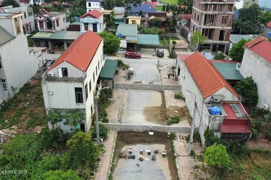 Tháo dỡ bức tường chặn lối vào khu dân cư