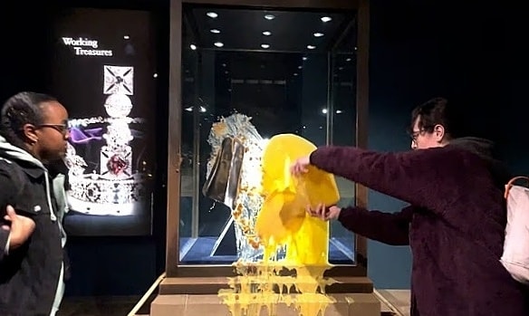 Nhóm người bị bắt vì ném đồ ăn vào tủ trưng bày vương miện Anh