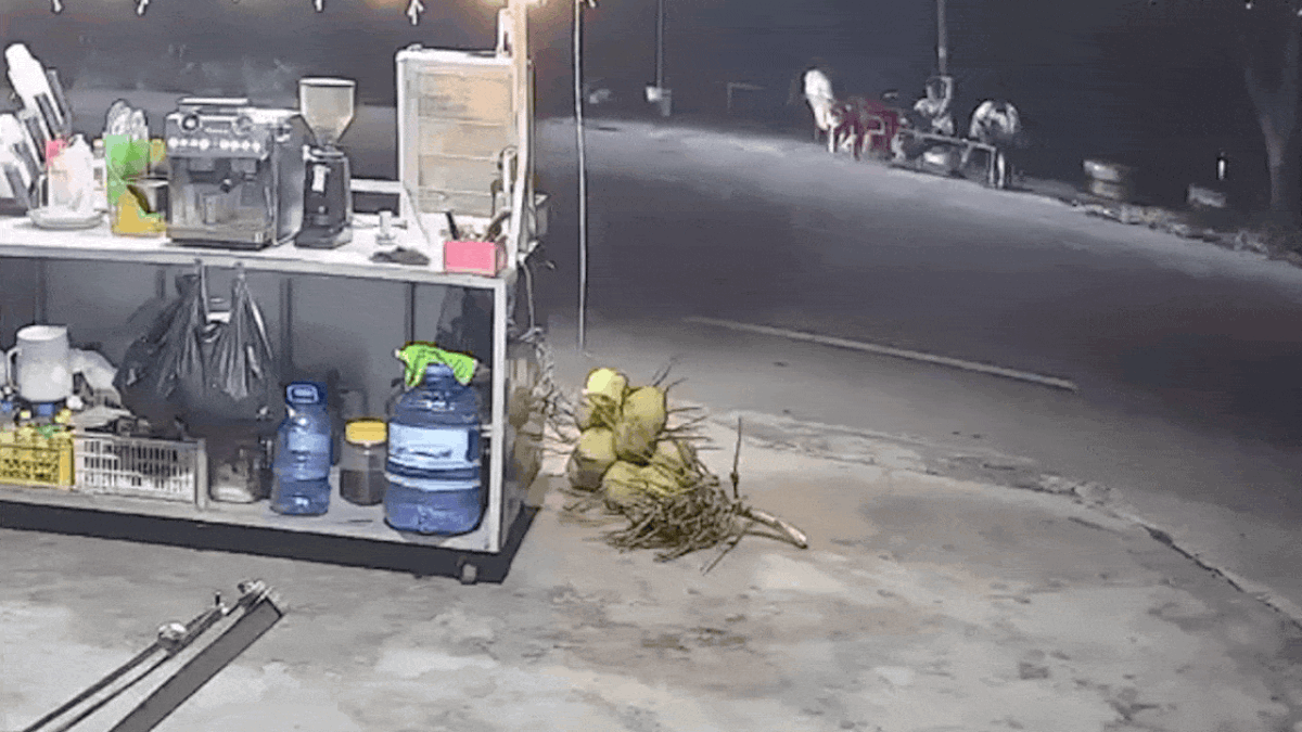 Ôtô lao vào nhóm thanh niên uống nước ven đường, hai người chết