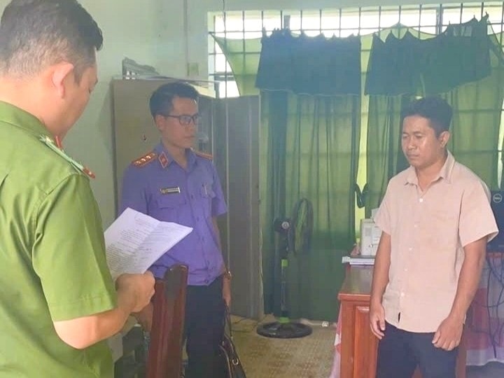 Bị bắt vì chiếm đoạt tiền cứu trợ bão lũ