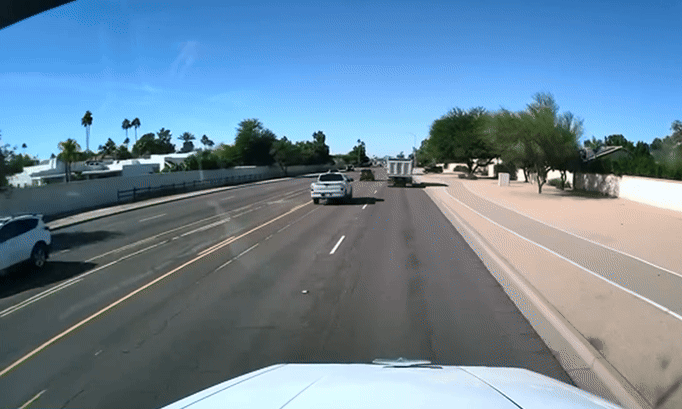 Xe Tesla lao sang làn ngược chiều, đấu đầu xe ben