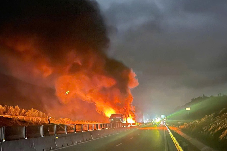 3 ôtô cháy rụi sau tai nạn liên hoàn trên cao tốc Vân Phong - Nha Trang