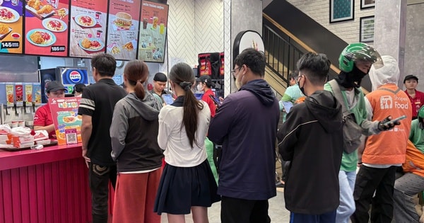 Trào lưu xếp hàng mua gà rán "săn tuần lộc" gây sốt trong giới trẻ mùa Noel 2025