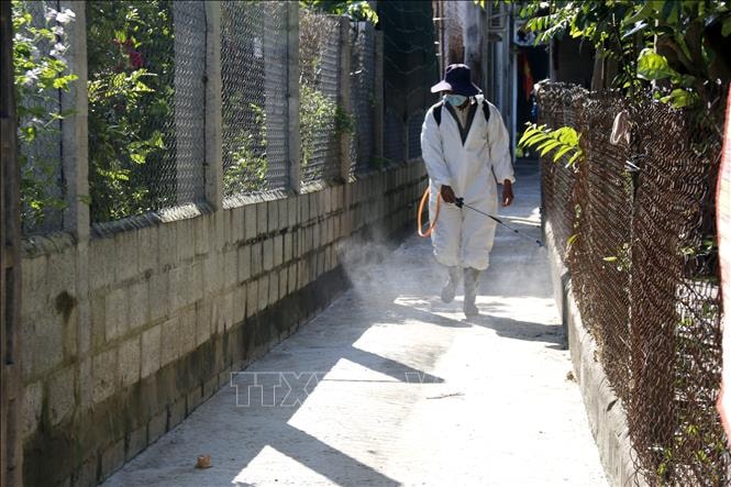 Khẩn trương phun hóa chất khử khuẩn, tiêu diệt mầm bệnh sau mưa lũ