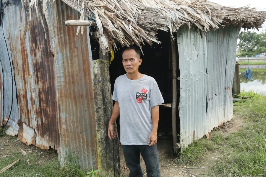 Người đàn ông từng liệt tứ chi sống đơn độc trong căn chòi rách giữa đồng